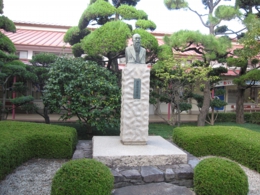 森永太一郎翁の銅像