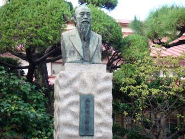 創立者森永太一郎翁の銅像